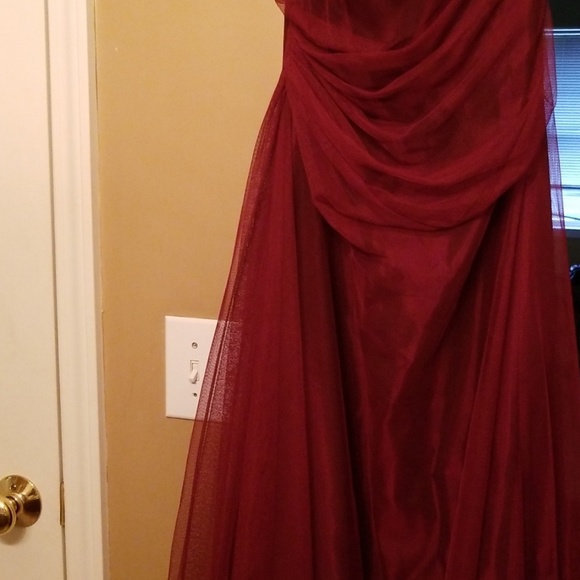 Vera Wang burgundy evening gown - Picture 6 of 8
